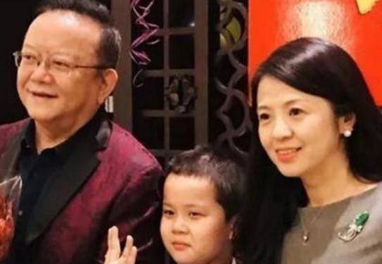 69岁王刚老婆近照曝光,原来"和珅"现实生活中是这样的