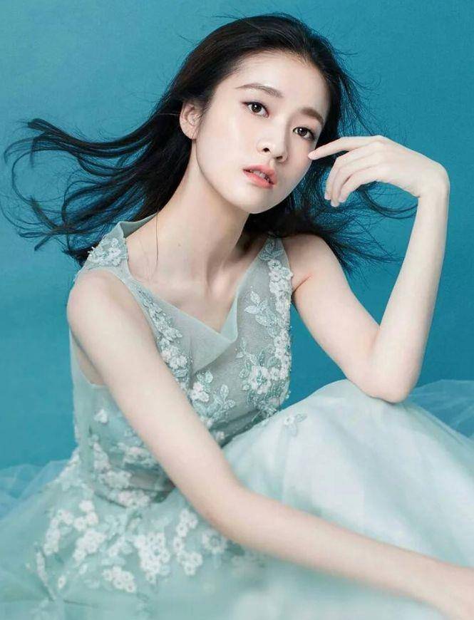 原创什么叫从小美到大,看看4位童星出道的女星,你就明白了
