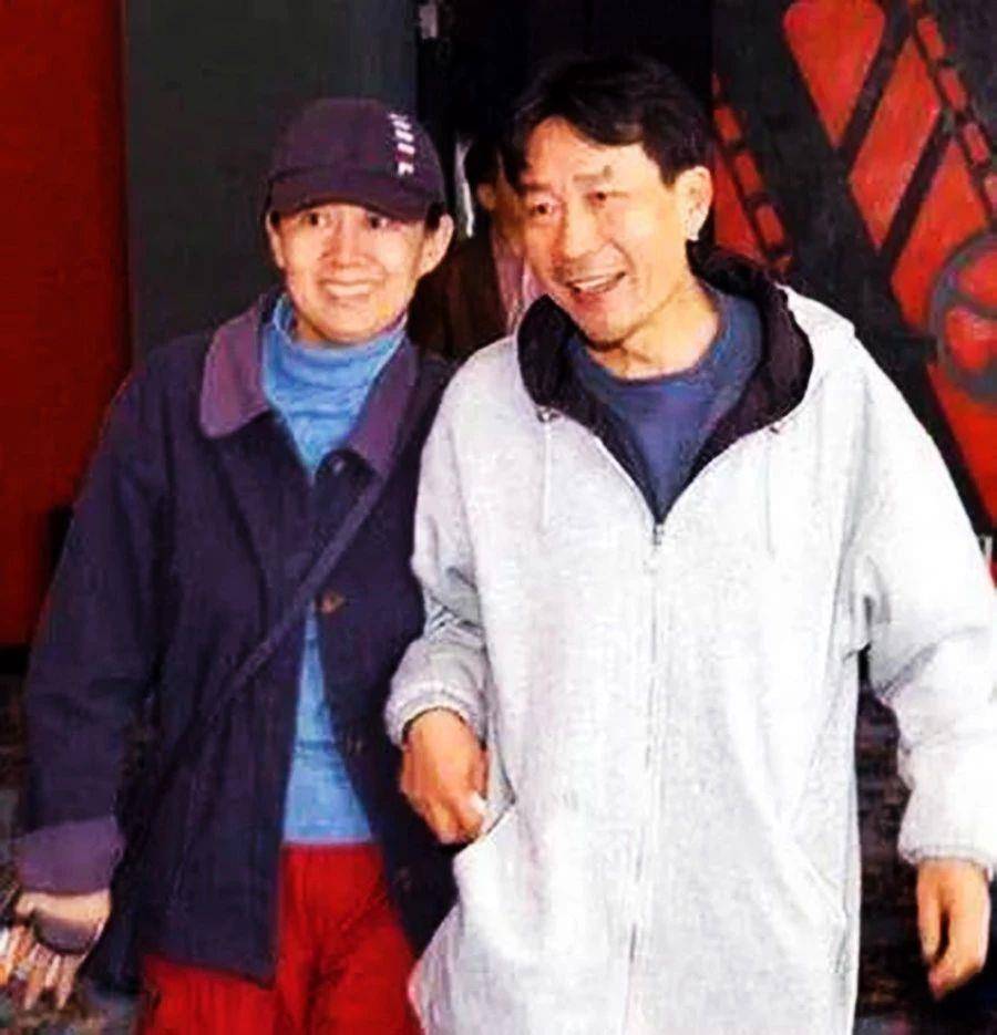 老戏骨李雪健近照,妻子素颜出镜,气质出众,一家人生活