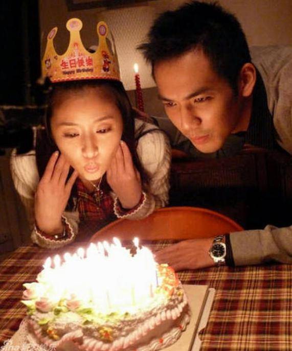 原创钟汉良妻子近照曝光,藏了15年长成这样,难怪至今不愿公开她