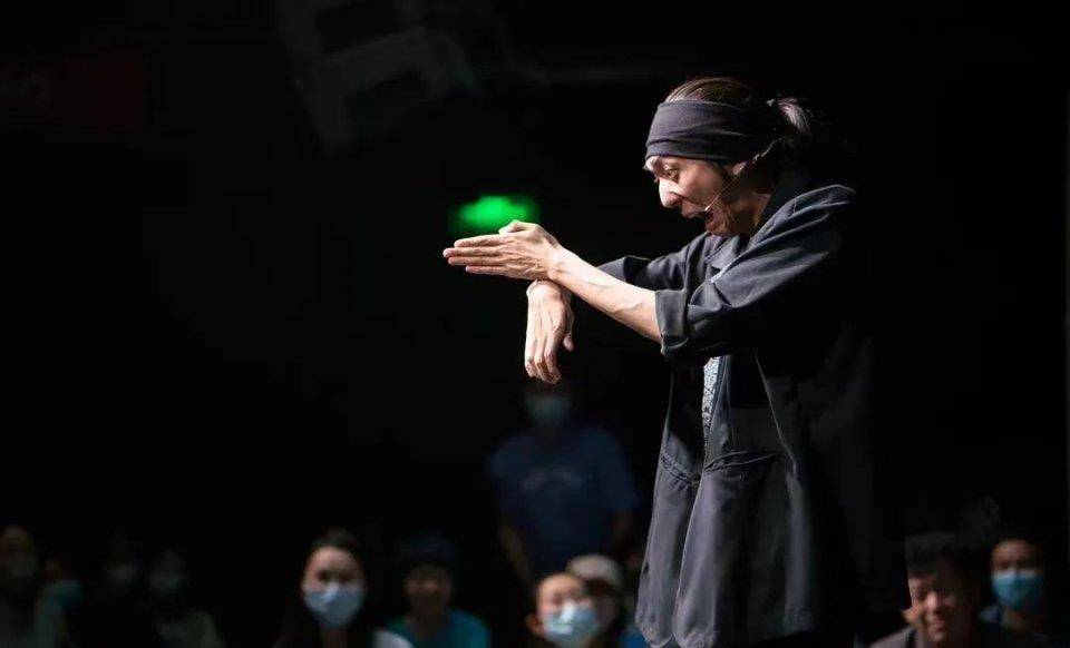 是2019年时王梓在一席上,对默剧乐趣所在作出的解释,观众和演员因想象