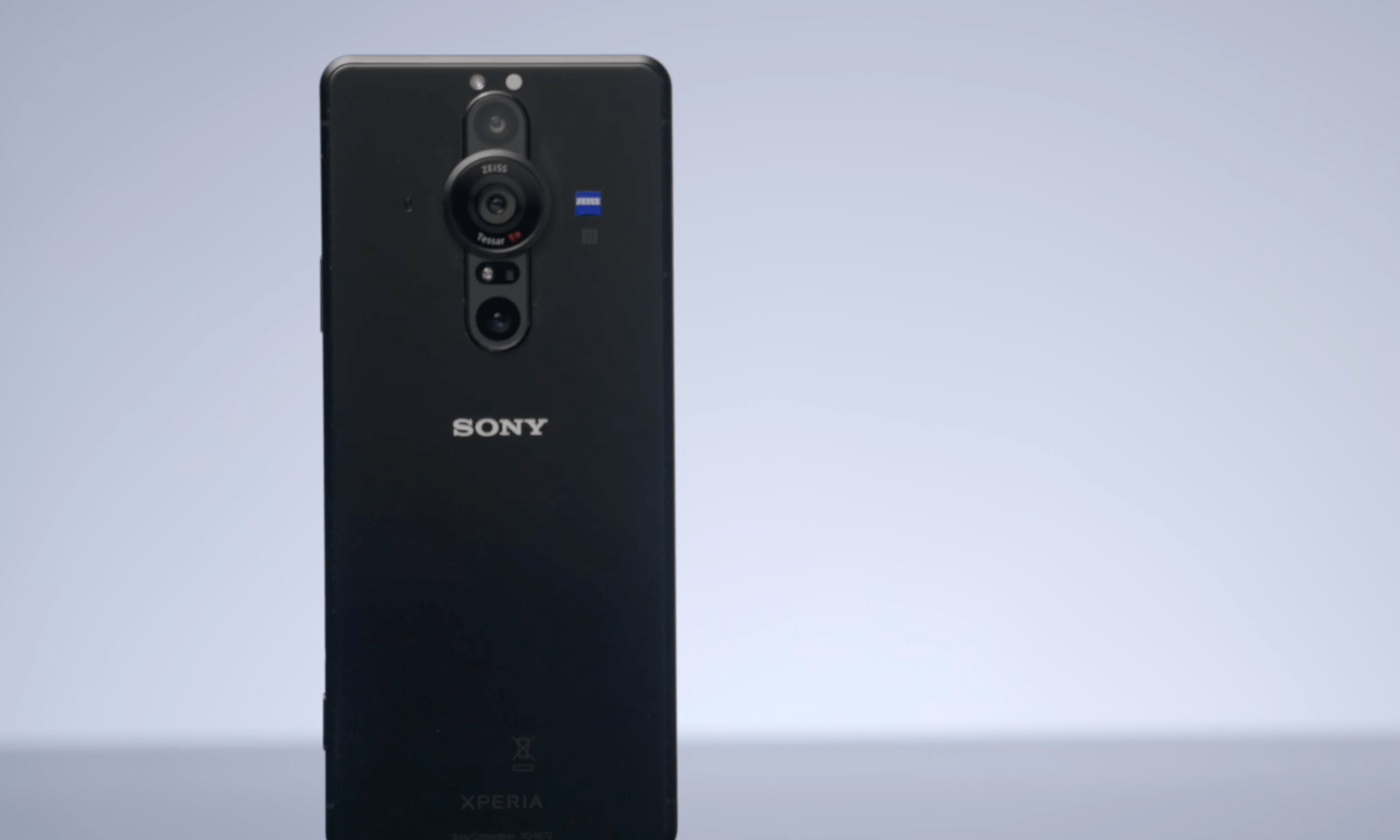 这,是一台索尼最新发布的影像旗舰手机xperia pro-i,搭载微单级别的1