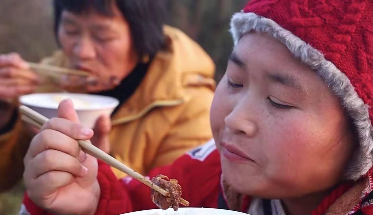 胖妹在视频里大多都是穿睡衣外套和素颜出镜,她有着怎样的魅力?