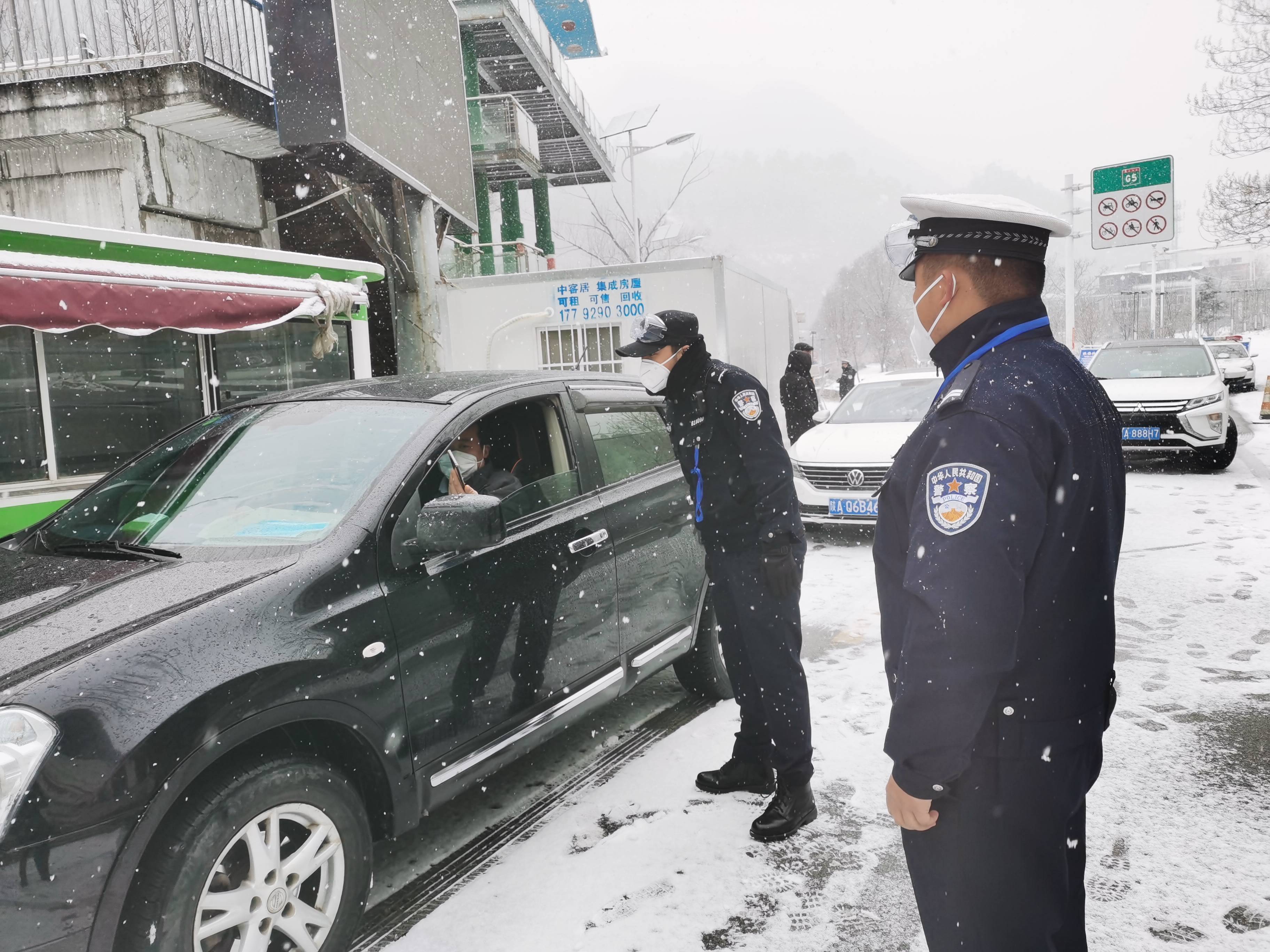 执勤警力不畏严寒,顶风冒雪,认真协助医护人员开展工作,维护现场秩序