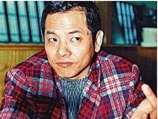 当时邓光荣父亲曾经的爱将刘荣驹创办了联公乐,邓光荣由此进入娱乐圈
