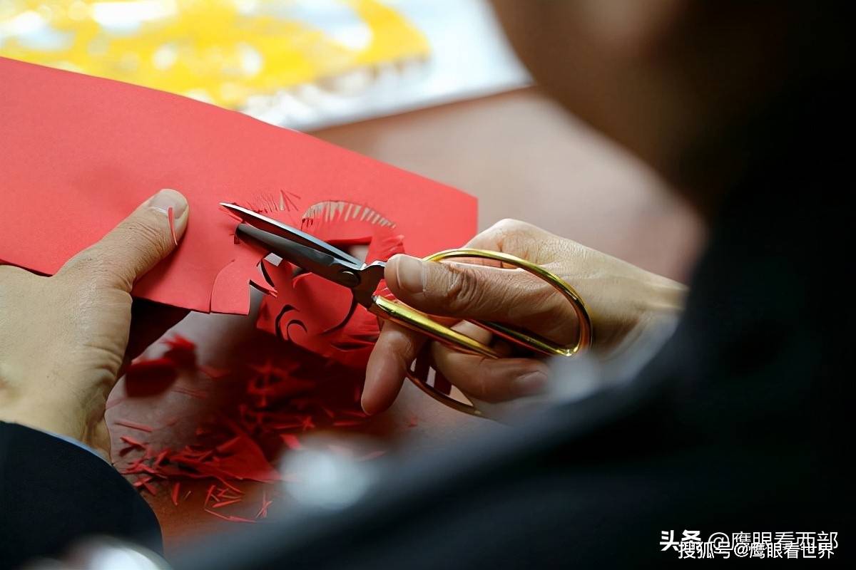 摄影报道甘肃平凉传承非遗文化生肖剪纸迎新年