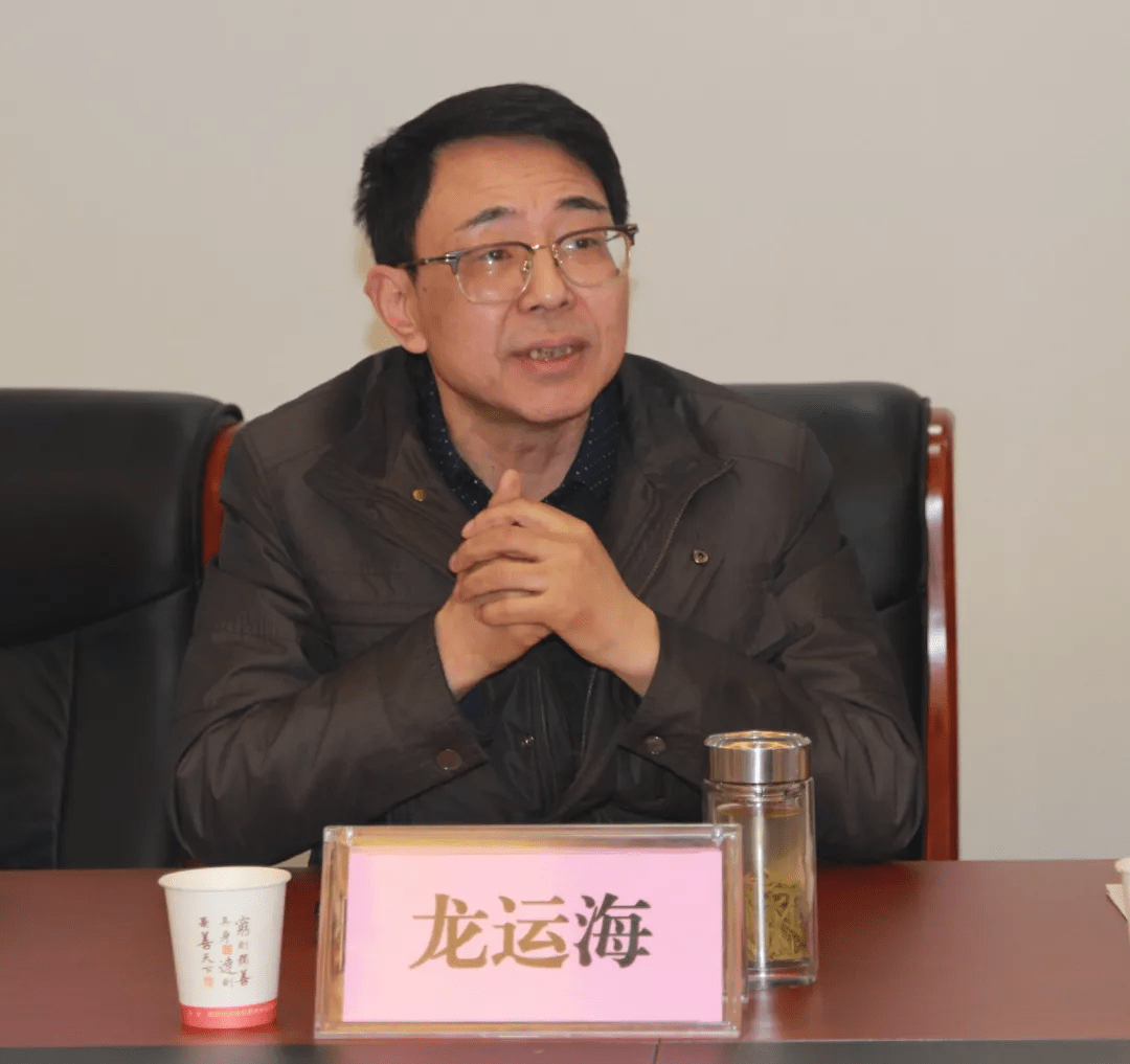 学校党委书记,校长潘松和副校长冉崇娟分别在市区级课题开题会上表态