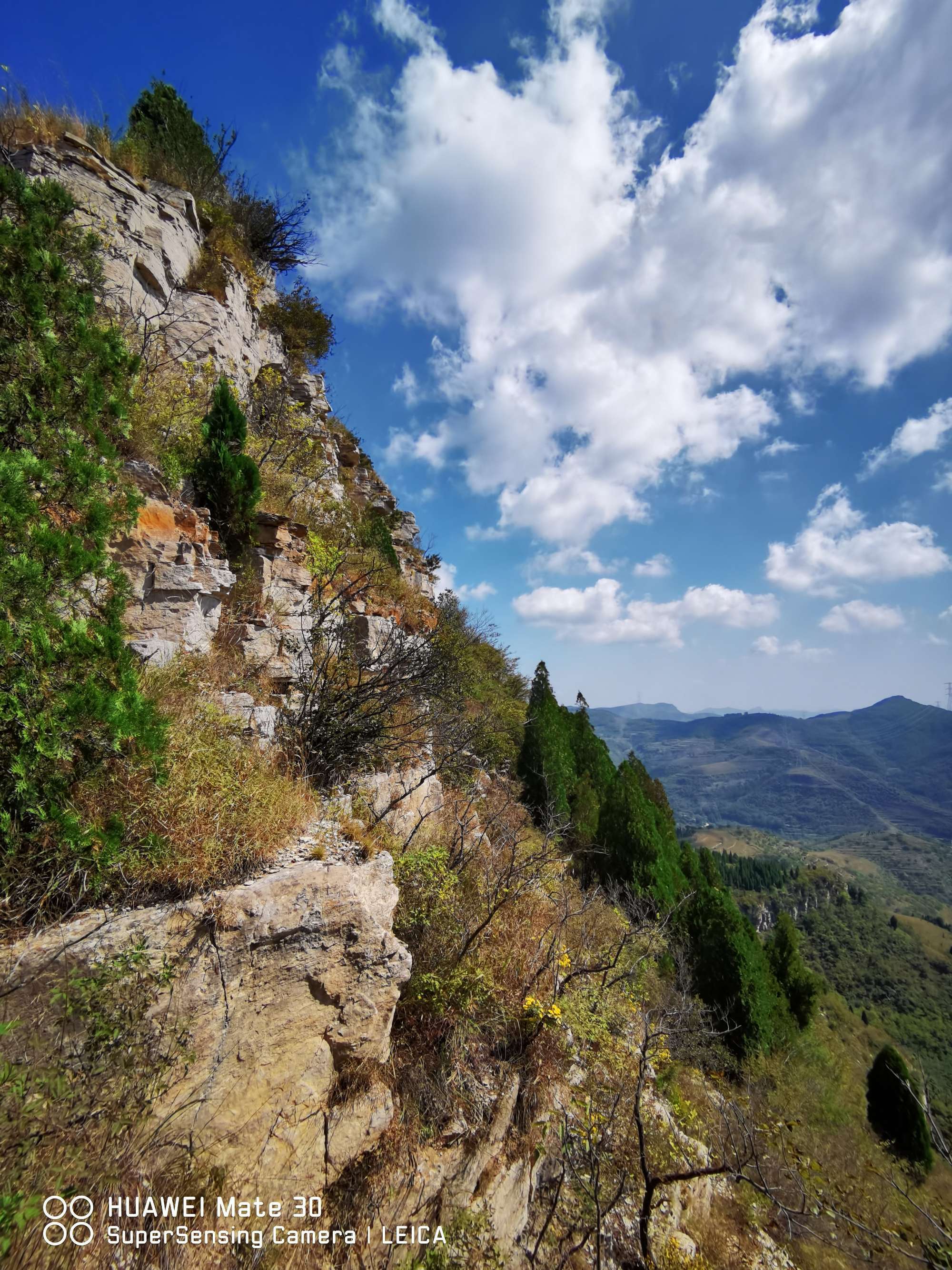 终点于北场村东,整条山脉长约四公里,山势险要,道路难行,喜欢旅游探险