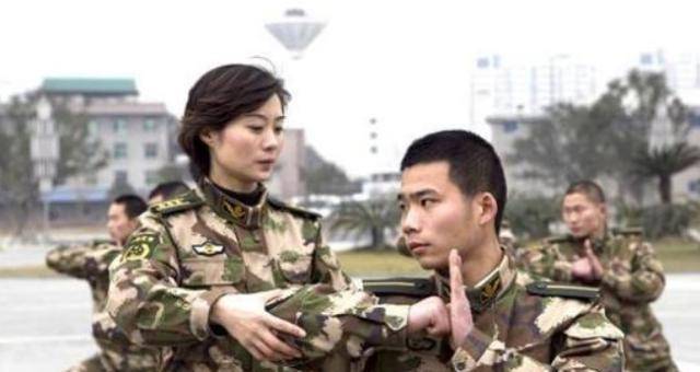 她17岁进入女子特警队,现在已是大校军衔,却嫁给了普通保安_雷敏_四川