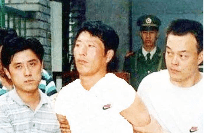 1997年白宝山被判死刑后,情人谢宗芬入狱12年,48岁出狱再赴新疆_母亲
