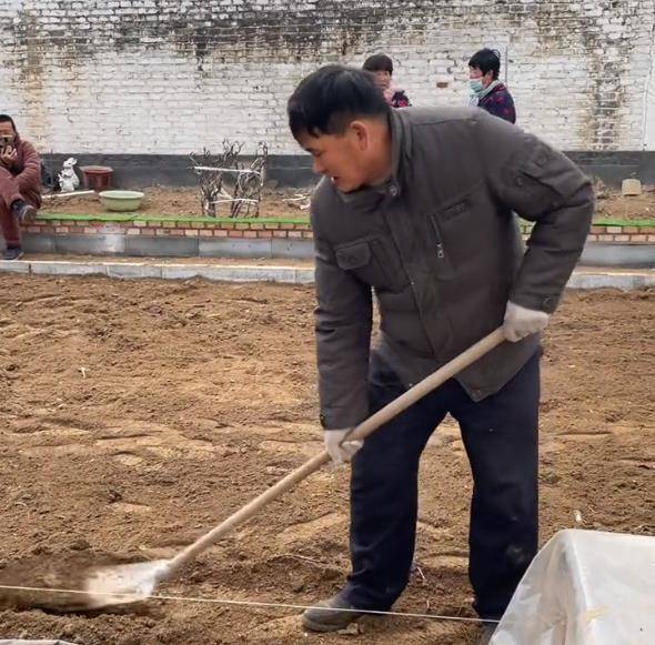 大衣哥朱之文种地被围观农活木工电焊全都会打电话竟用老年机