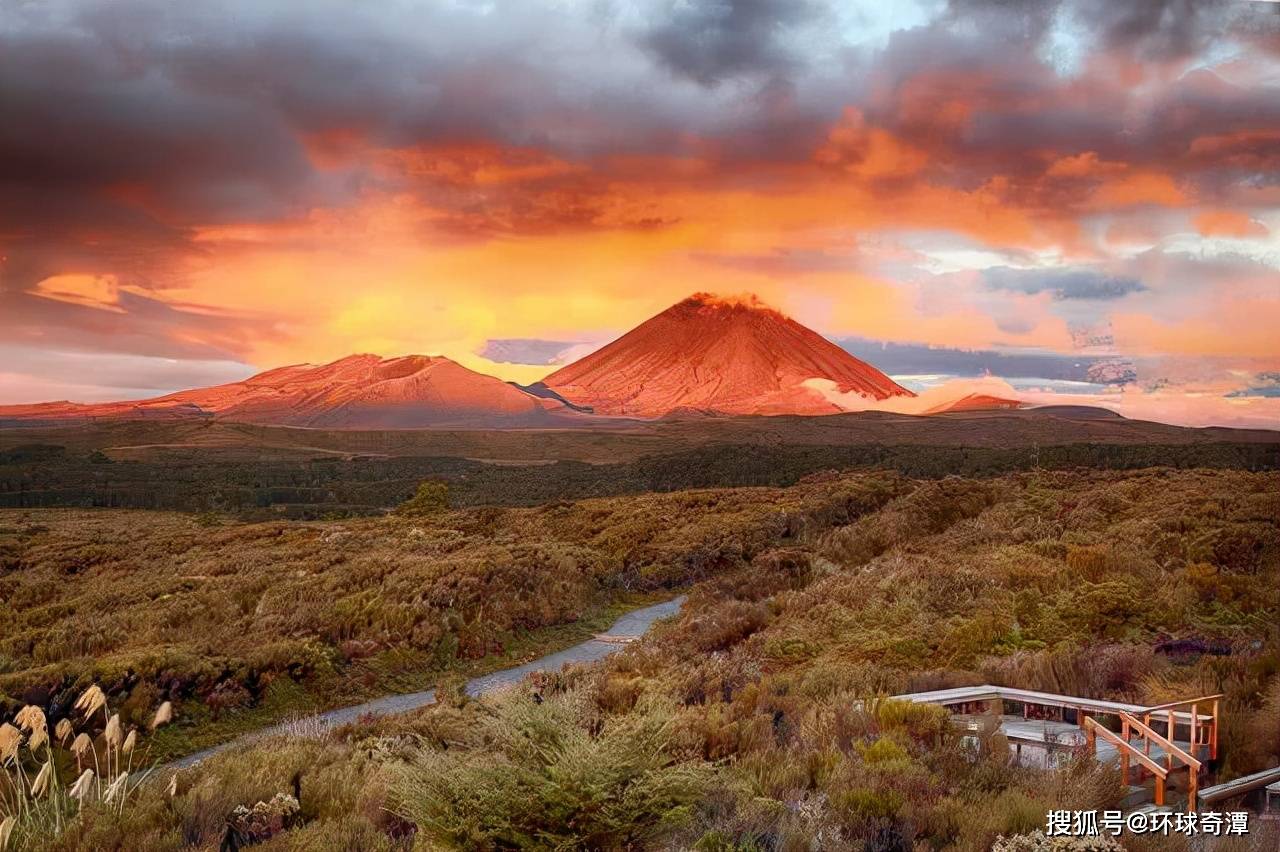 活火山鲁阿佩胡,瑙鲁霍伊和汤加里罗是公园中最重要的山峰,也是毛利人