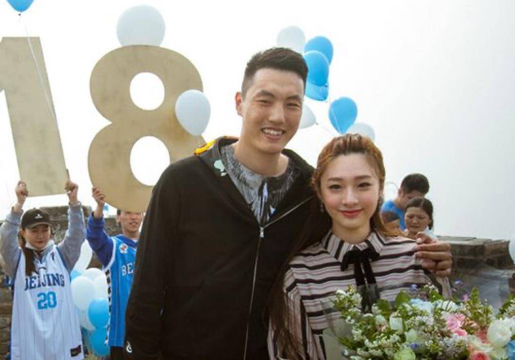 翟晓川的老婆颜值十分在线,身材也很苗条,和翟晓川在一起十分般配.
