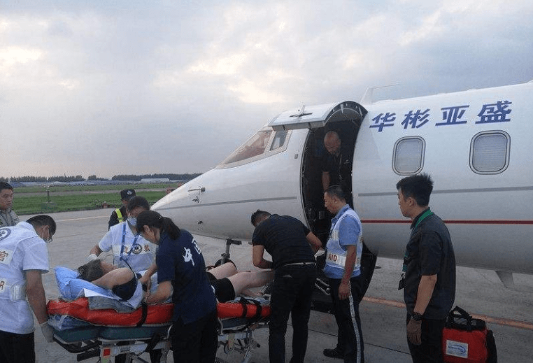 飞机主轮碾压_青岛航空飞机在机场致1死 官方介入_青岛航空一机务身亡