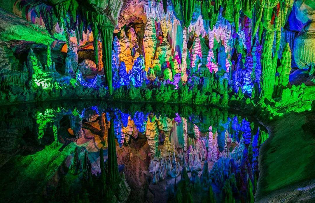 在中峰洞洞内有10000余平米的洞海,广大游客还可在