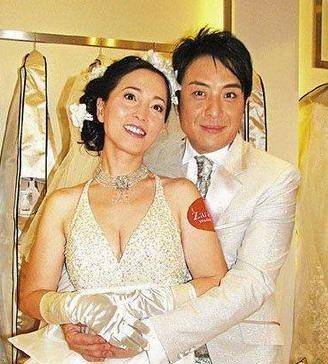 苑琼丹在婚后,也依旧是风风火火的性格,两人吵架时苑琼丹暴打老公
