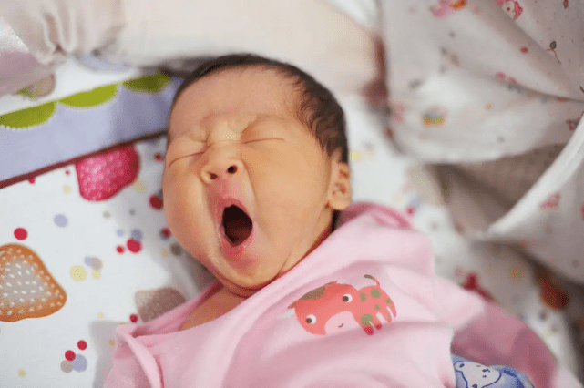 为什么吃母乳的宝宝半夜频繁醒来？喝奶粉的宝宝却不是,帮你支招