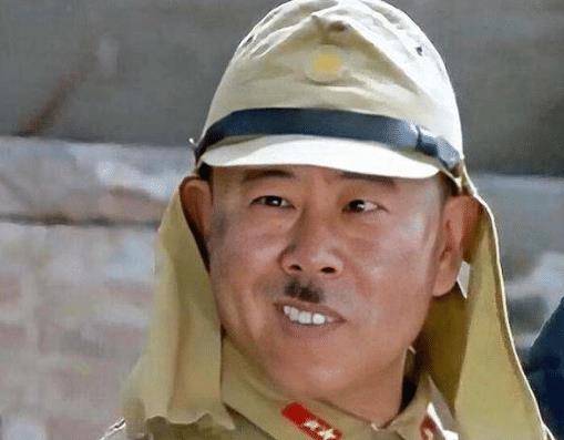 2003年,在经典喜剧片《举起手来》饰演日本兵,这部剧更是被誉为中国