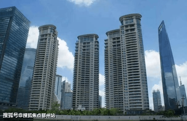 『汤臣一品』坐落于上海黄浦江畔,浦东小陆家嘴核心区,正对外滩建筑群