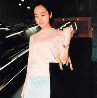 刘德华背后的女人,被藏23年46岁才敢生子,朱丽倩的