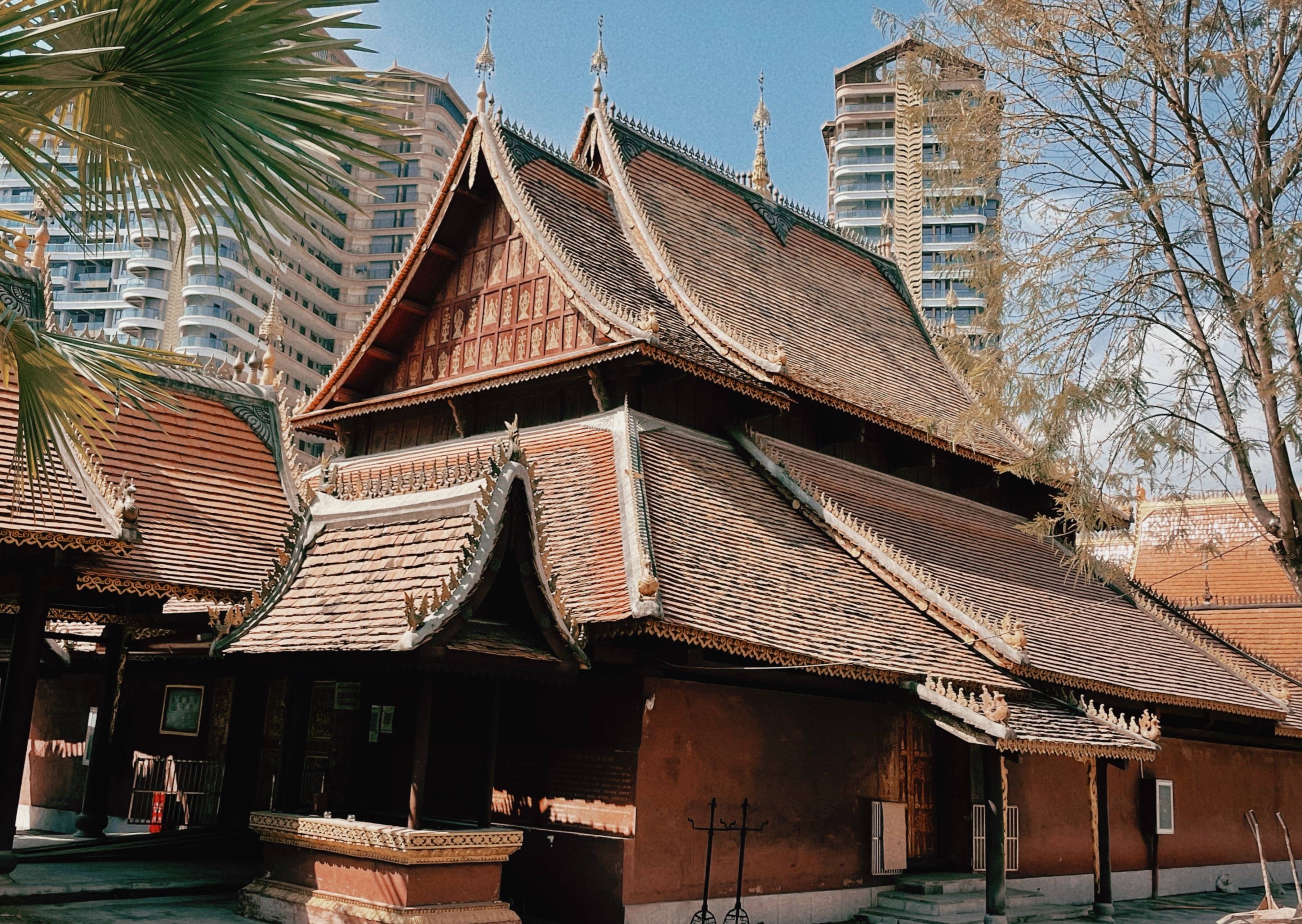 牌坊一侧坐落着一座古色古香充满傣族风情的曼阁佛寺.