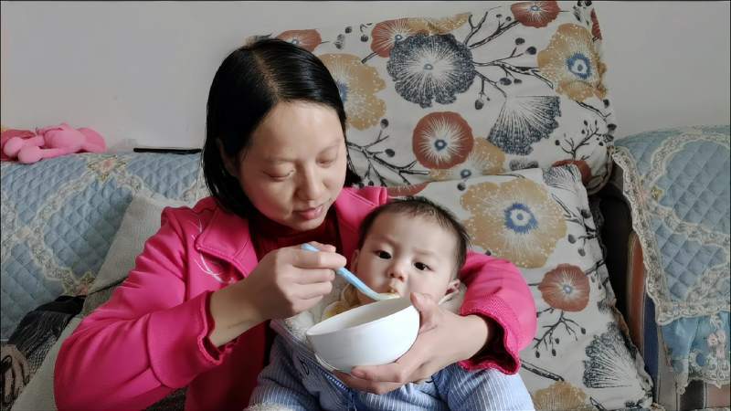 添加辅食后,宝宝先喝奶还是先吃辅食？妈妈早点知道别坑娃了