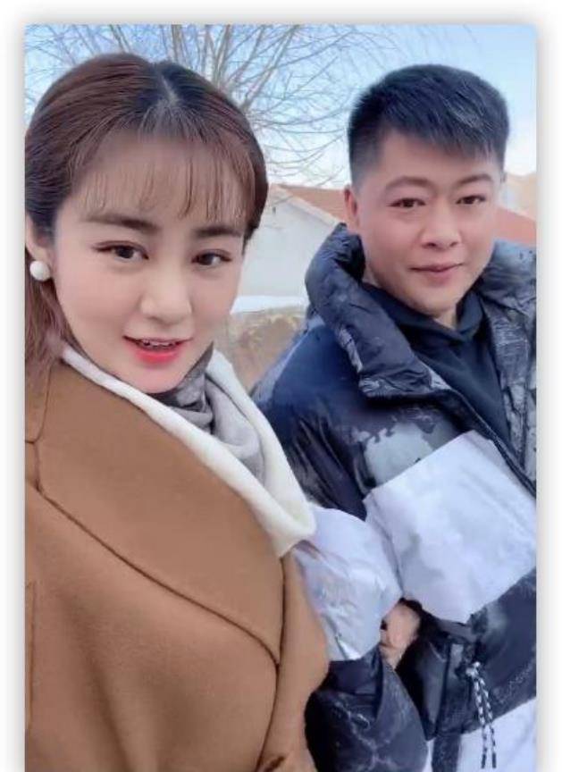 原创乡爱演员王小蒙惹争议戏外紧搂谢永强被指动作太亲密不合适