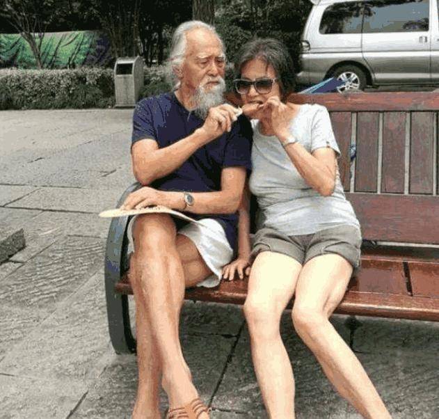 王德顺不服老,84岁出演《新鹿鼎记》,连52岁女儿也冻龄美如少女_身材