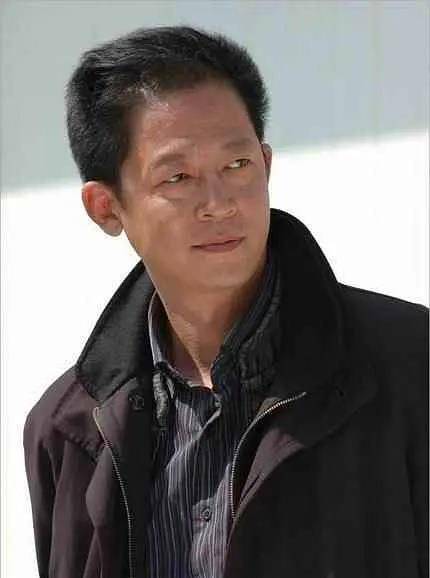 《感动生命》中,王志文出演了医术高明,堪称医者榜样的胸外科医生司马