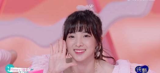 郑乃馨的声线自带混音效果,萝莉音甜而不腻,头腔