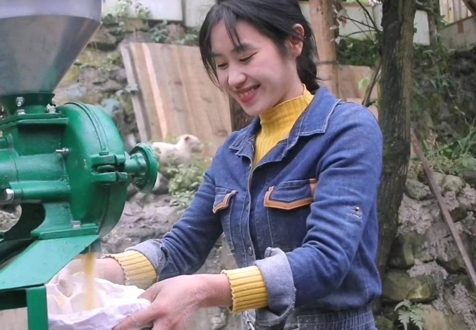 "重工李子柒"林果儿,弟弟打工供她上大学,如今成最美机械女神_视频