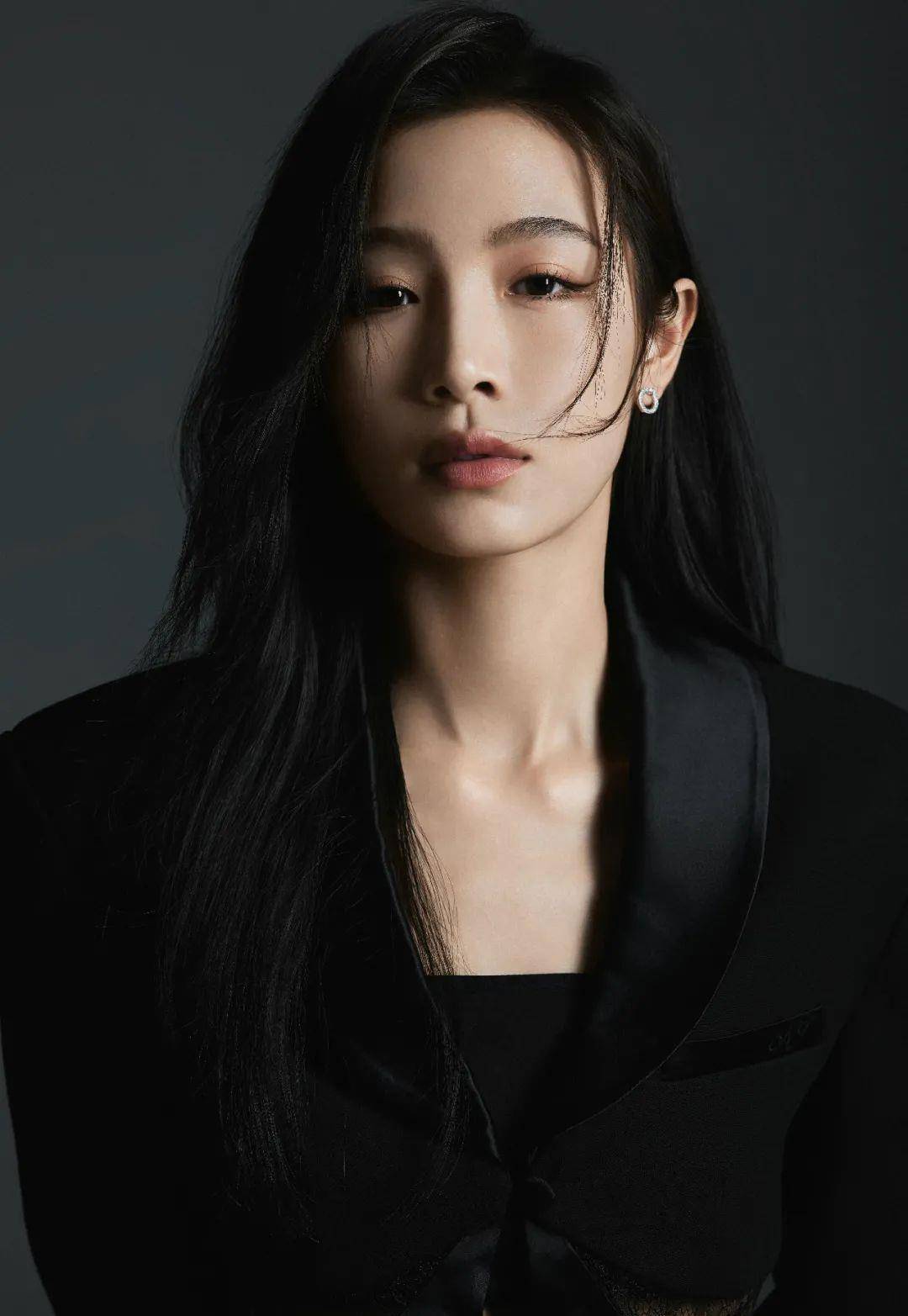张楠在《传家》中饰演的易家幼女易钟秀,是备受疼爱的沪上知名出色