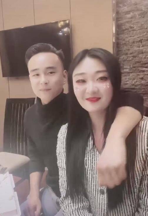 陈亚男与年轻男子拥抱疑似新恋情曝光男方颜值高过朱单伟