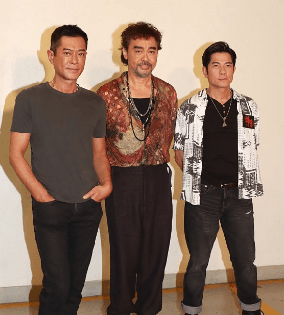 方媛疫下陪女儿返校,4岁小家伙主动与人打招呼