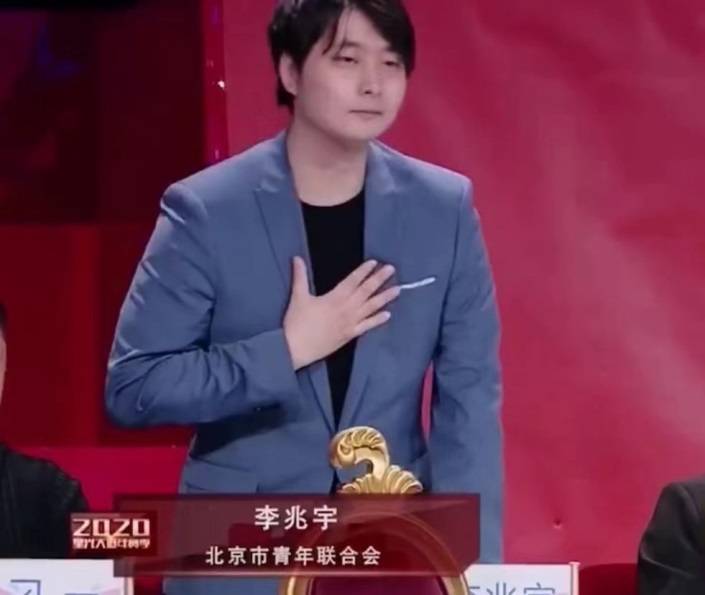 用真诚的心帮助患癌儿童孜孜不倦参加义演的李兆宇