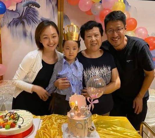 于震晒照庆祝和二婚老婆结婚10周年,女儿颜值高,前妻至今单身_辛月