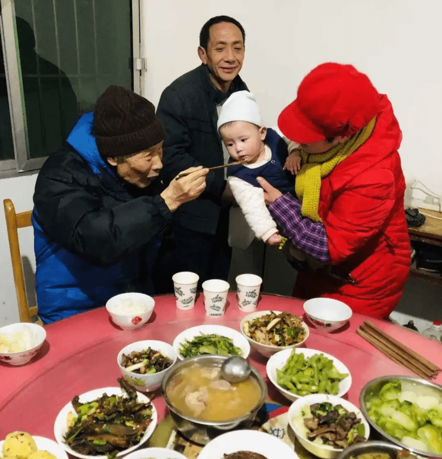 宝宝百天开荤仪式后,晚上送急诊,医生怒斥,父母后悔莫及