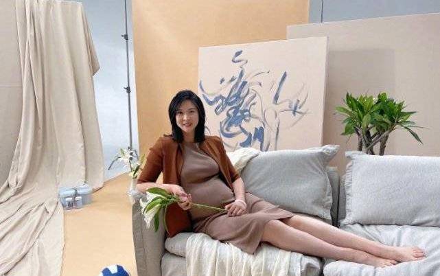 惠若琪晒孕期照,肚大如箩靠在沙发上显笨重,细节被疑已入院生产_网友
