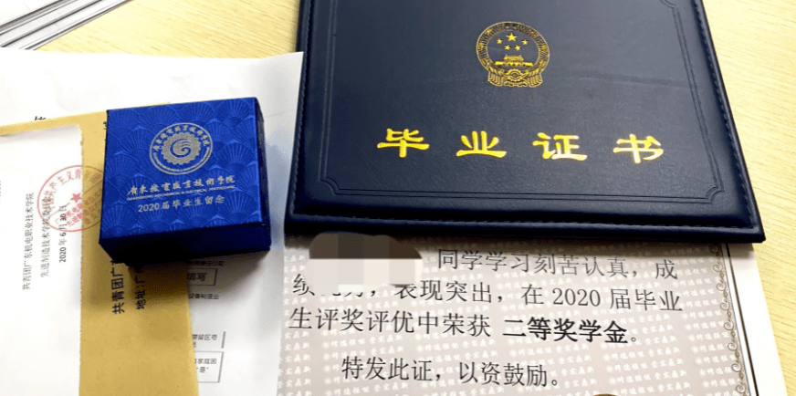 3、汉中中学毕业证照片：今年毕业的中学毕业证照片