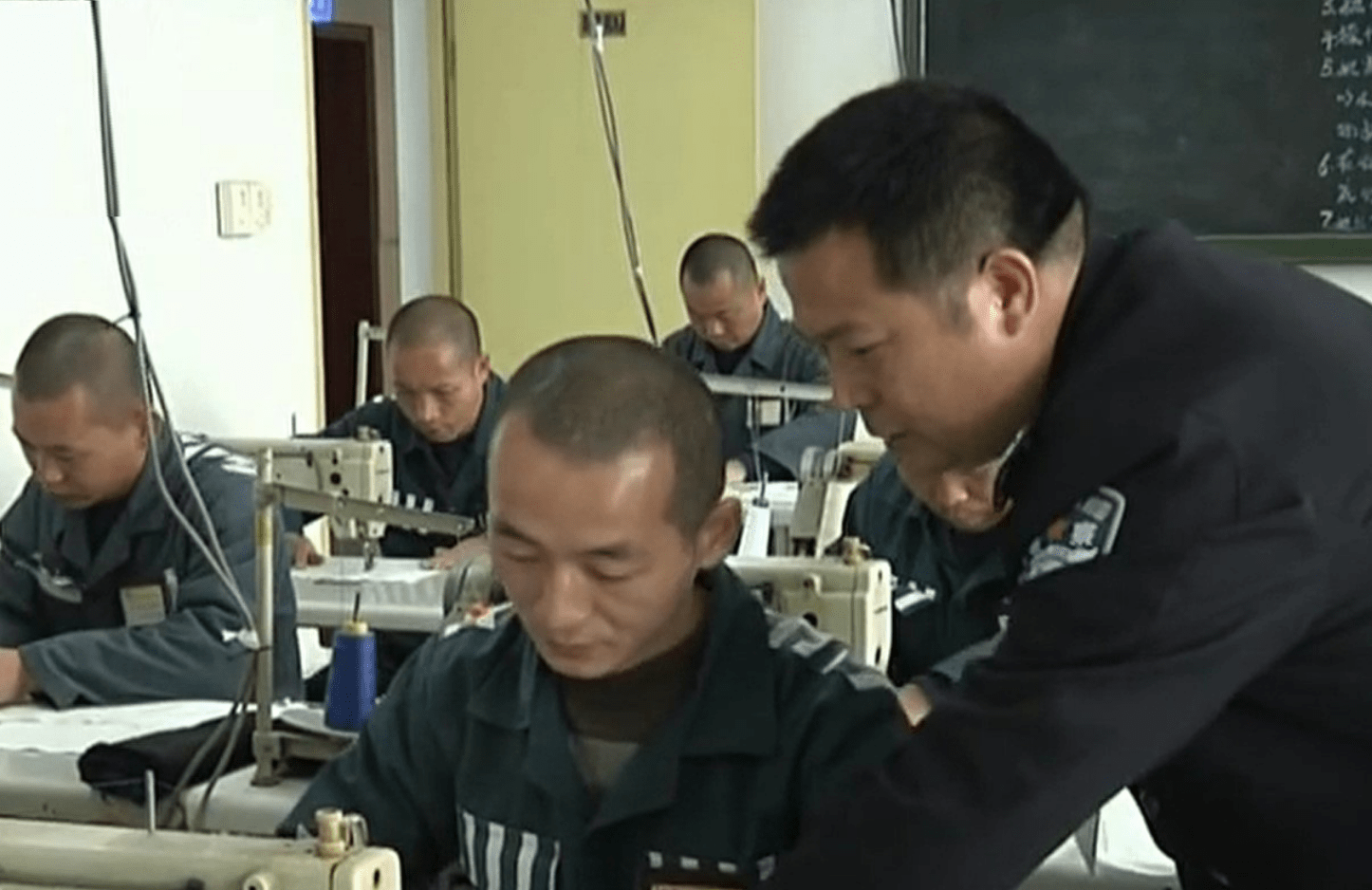 郑江这样一个结果对郑江来说还算可以接受,本来在监狱的生活一切都