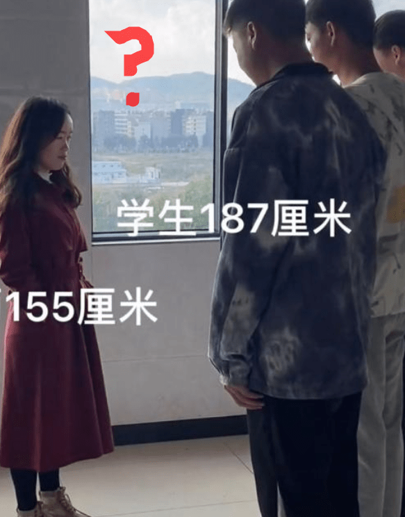 和学生的身高差得有点多,女老师身高155cm,三个学生齐刷刷的在180cm