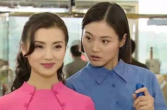2002年张廷出演电视剧《粉红女郎》把这个倔强勇敢,做事果断,雷厉风行
