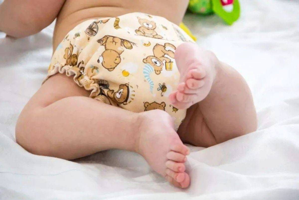 宝宝到年龄了,就该脱下纸尿裤,穿上小内裤了,晚了影响发育