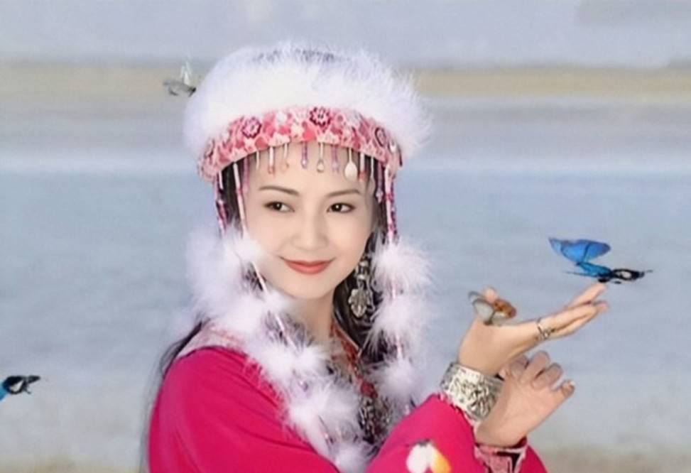 陆诗雨(柳青扮演者)一起参加活动后开车返程,由于刘丹实在太困,独自坐