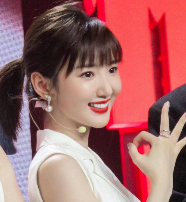 毛晓彤刘海越来越自信,站模型前看她腰围对比,女生都自闭了!