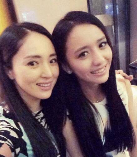 董璇晒与佟丽娅合照,被指"双胞胎"久违同框,网友:神仙姐妹情_事业_高