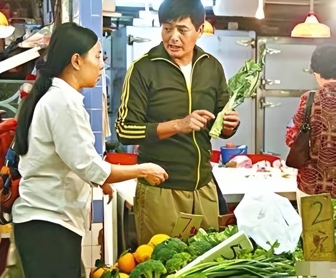 周润发生活中也非常接地气,经常有网友拍到周润发去菜市场亲自买菜,一