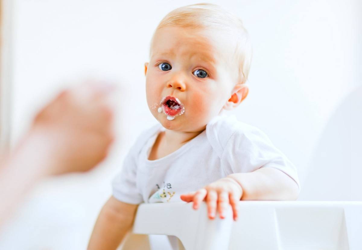 过度喂养会伤害宝宝健康,这些信号告诉你,宝宝已经吃饱,别喂了
