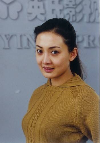 原创牛莉只对一人倾心24岁结婚放弃春晚舞台只为回归家庭