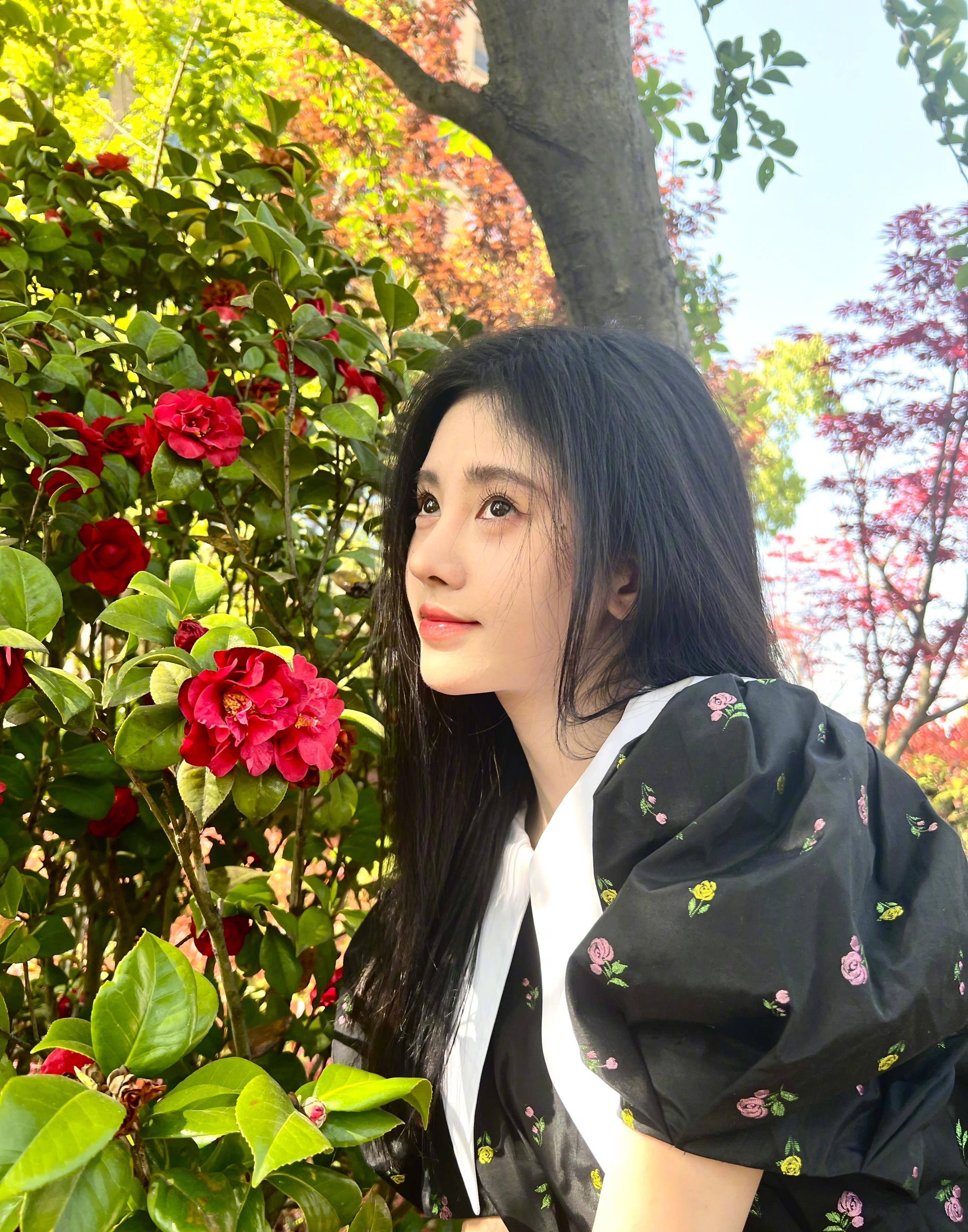 鞠婧祎化身花园精灵晒与玫瑰花的合影花美人更美